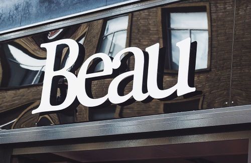 Beau gevelbelettering